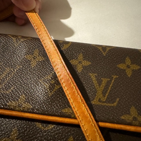 ******S O L D ***************
Pre loved Louis Vuitton Monogram Pochette Twin PM - Picture 11 of 12